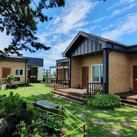 Wind Jeju Cafe&Pension Seogwipo Bagian luar foto