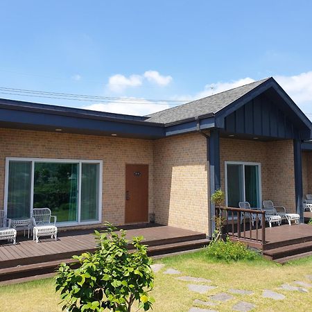 Wind Jeju Cafe&Pension Seogwipo Bagian luar foto