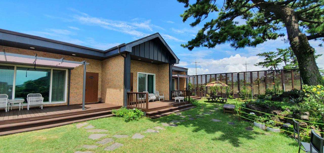 Wind Jeju Cafe&Pension Seogwipo Bagian luar foto
