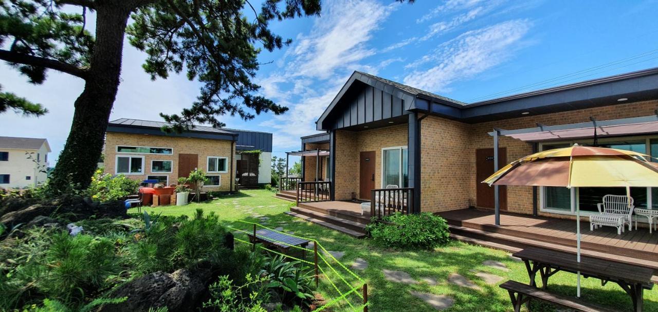 Wind Jeju Cafe&Pension Seogwipo Bagian luar foto