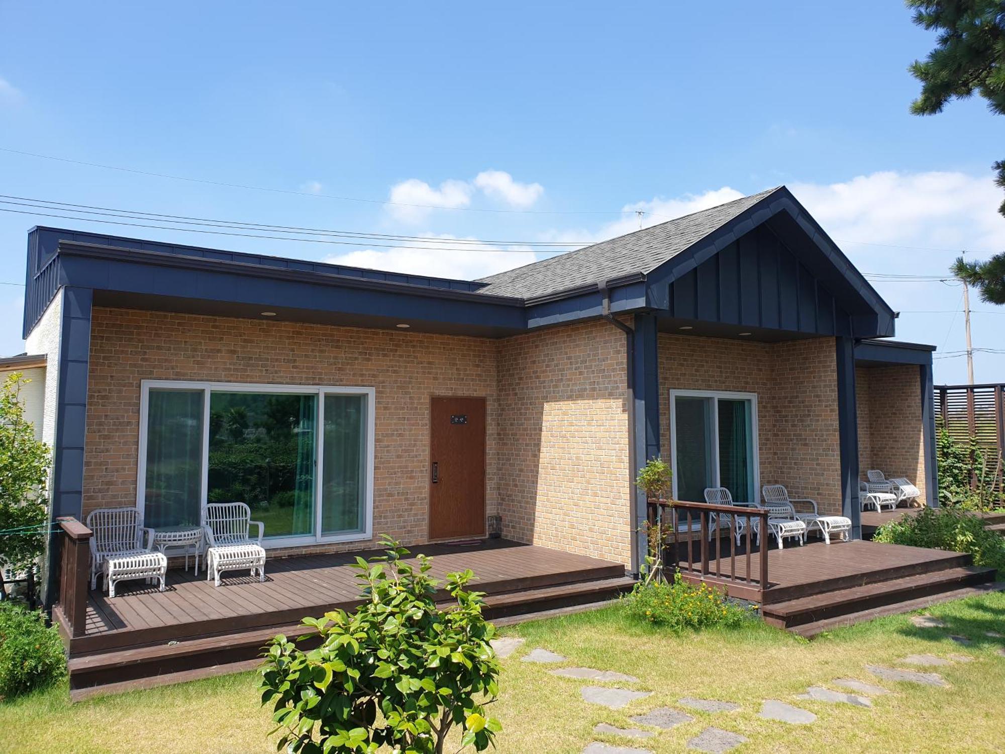 Wind Jeju Cafe&Pension Seogwipo Bagian luar foto