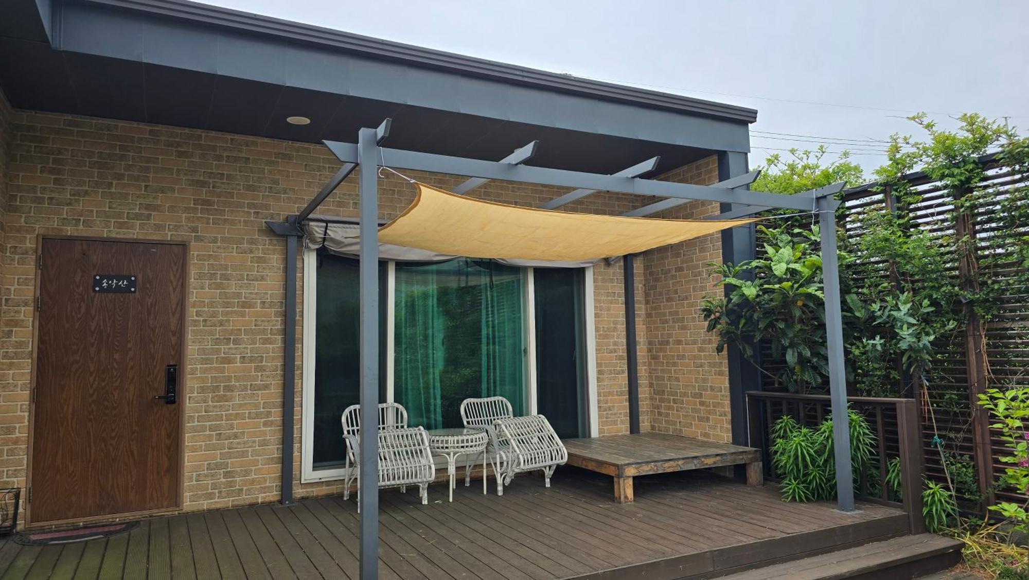 Wind Jeju Cafe&Pension Seogwipo Bagian luar foto