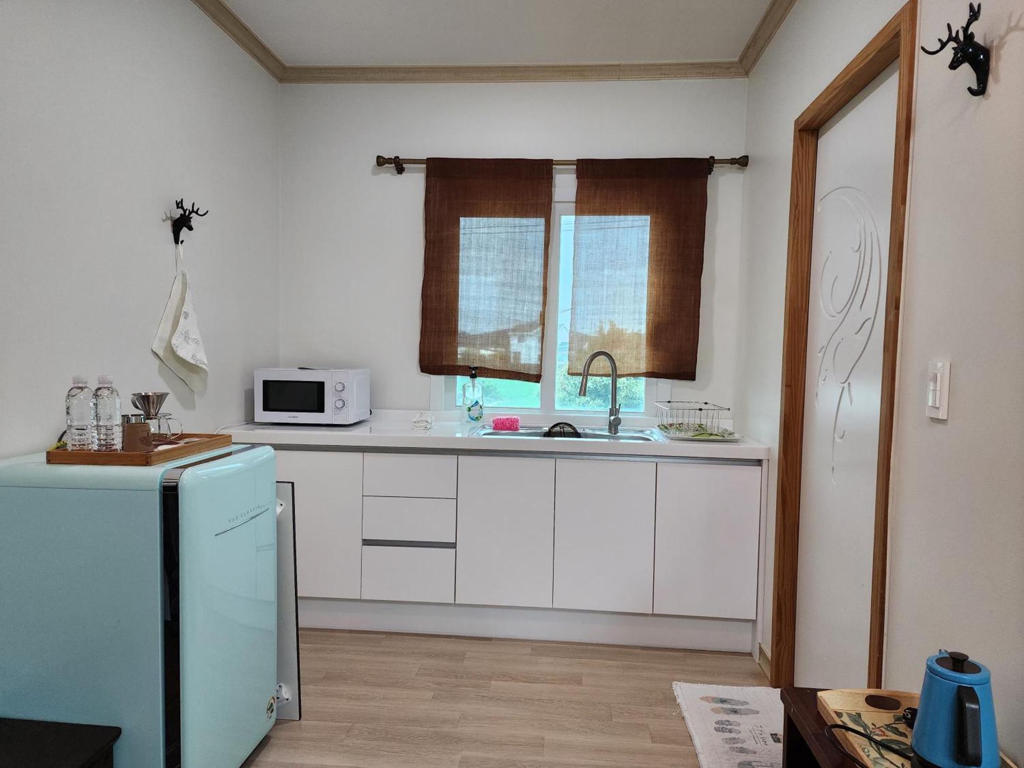 Wind Jeju Cafe&Pension Seogwipo Bagian luar foto