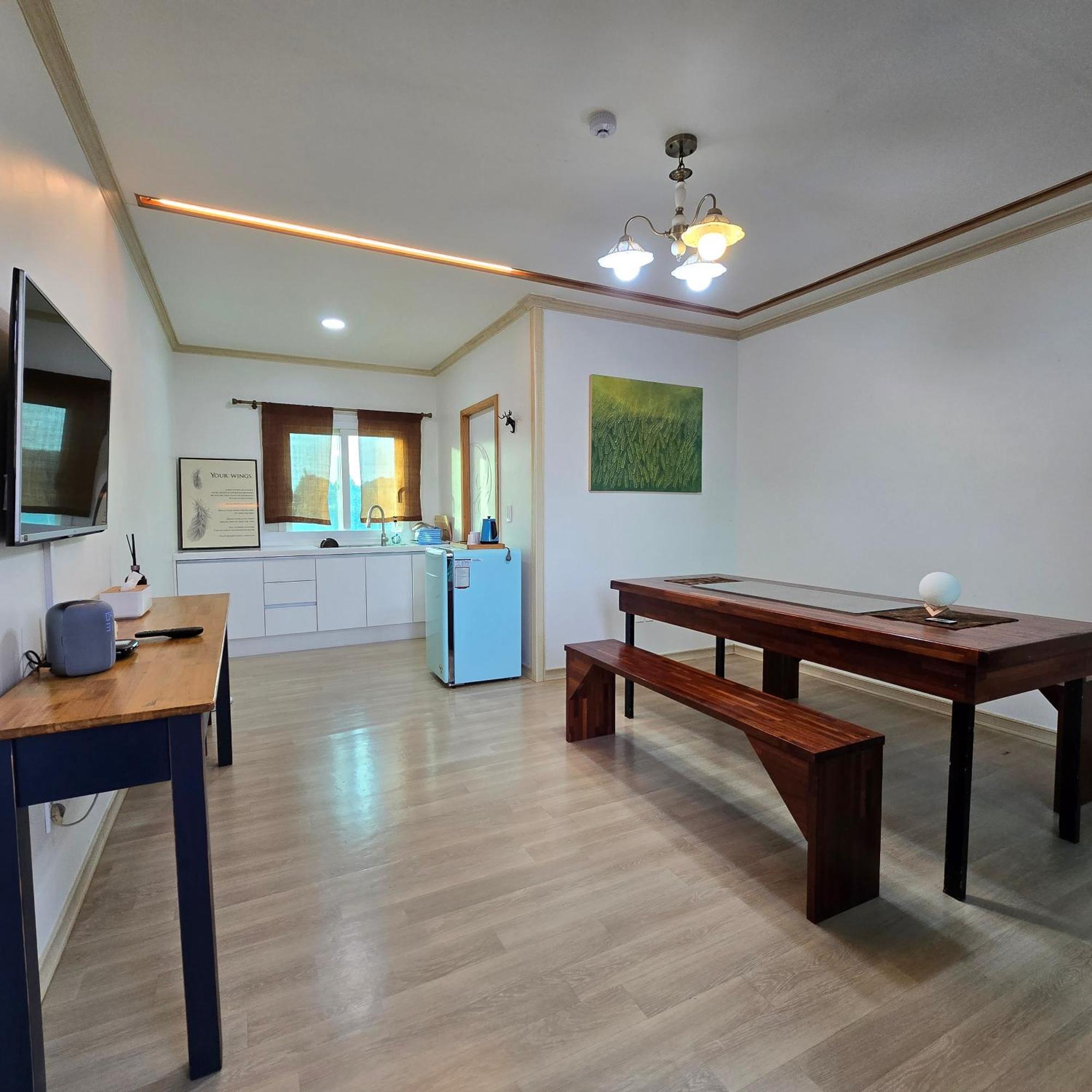 Wind Jeju Cafe&Pension Seogwipo Bagian luar foto