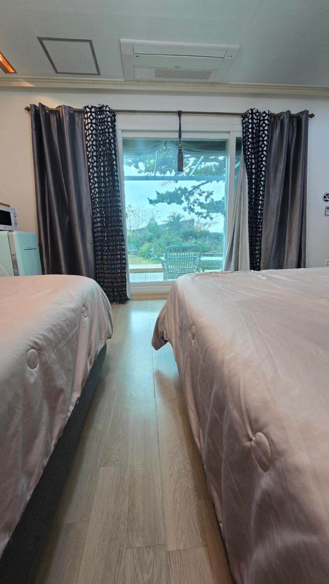 Wind Jeju Cafe&Pension Seogwipo Bagian luar foto