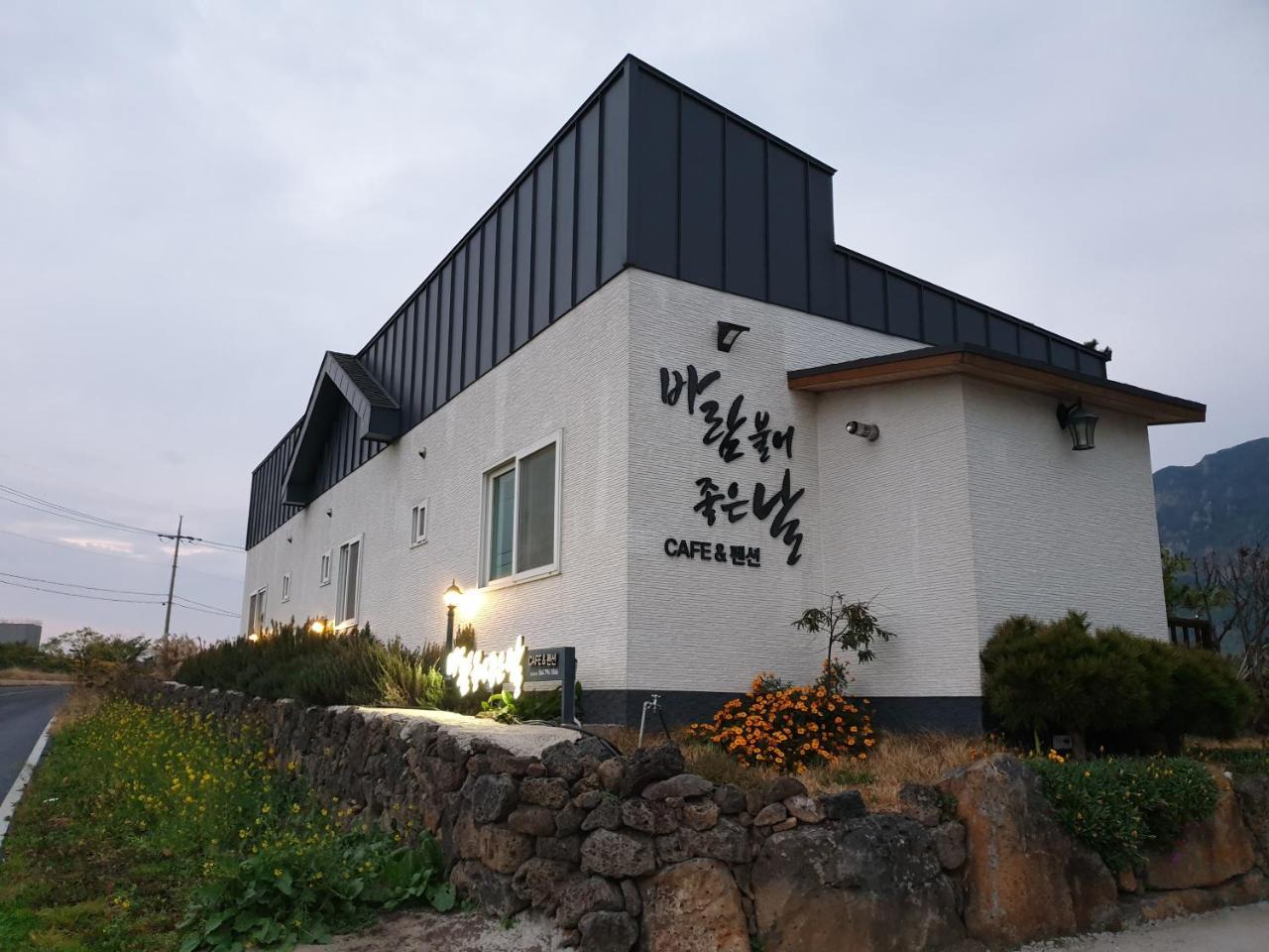Wind Jeju Cafe&Pension Seogwipo Bagian luar foto