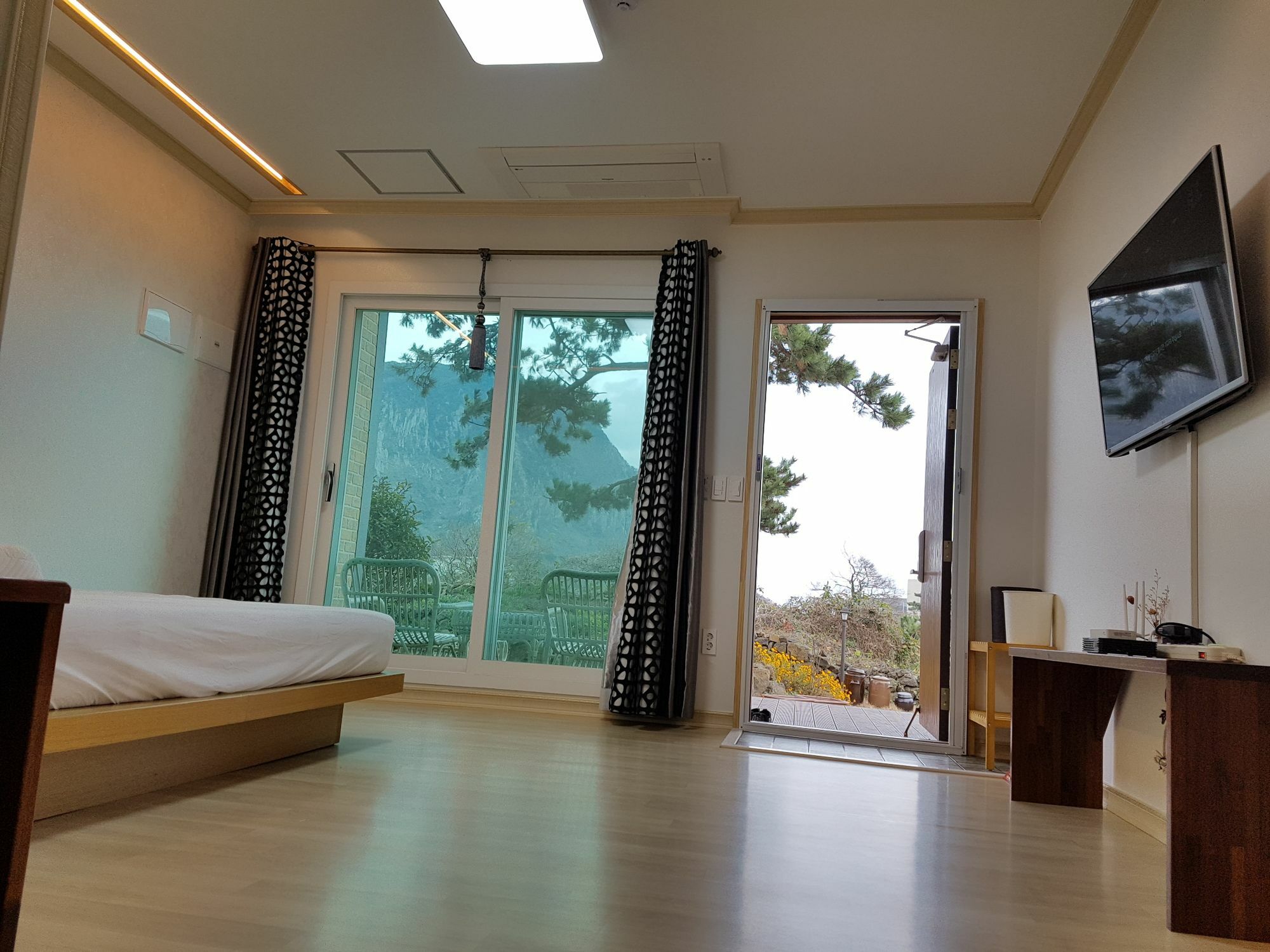 Wind Jeju Cafe&Pension Seogwipo Bagian luar foto