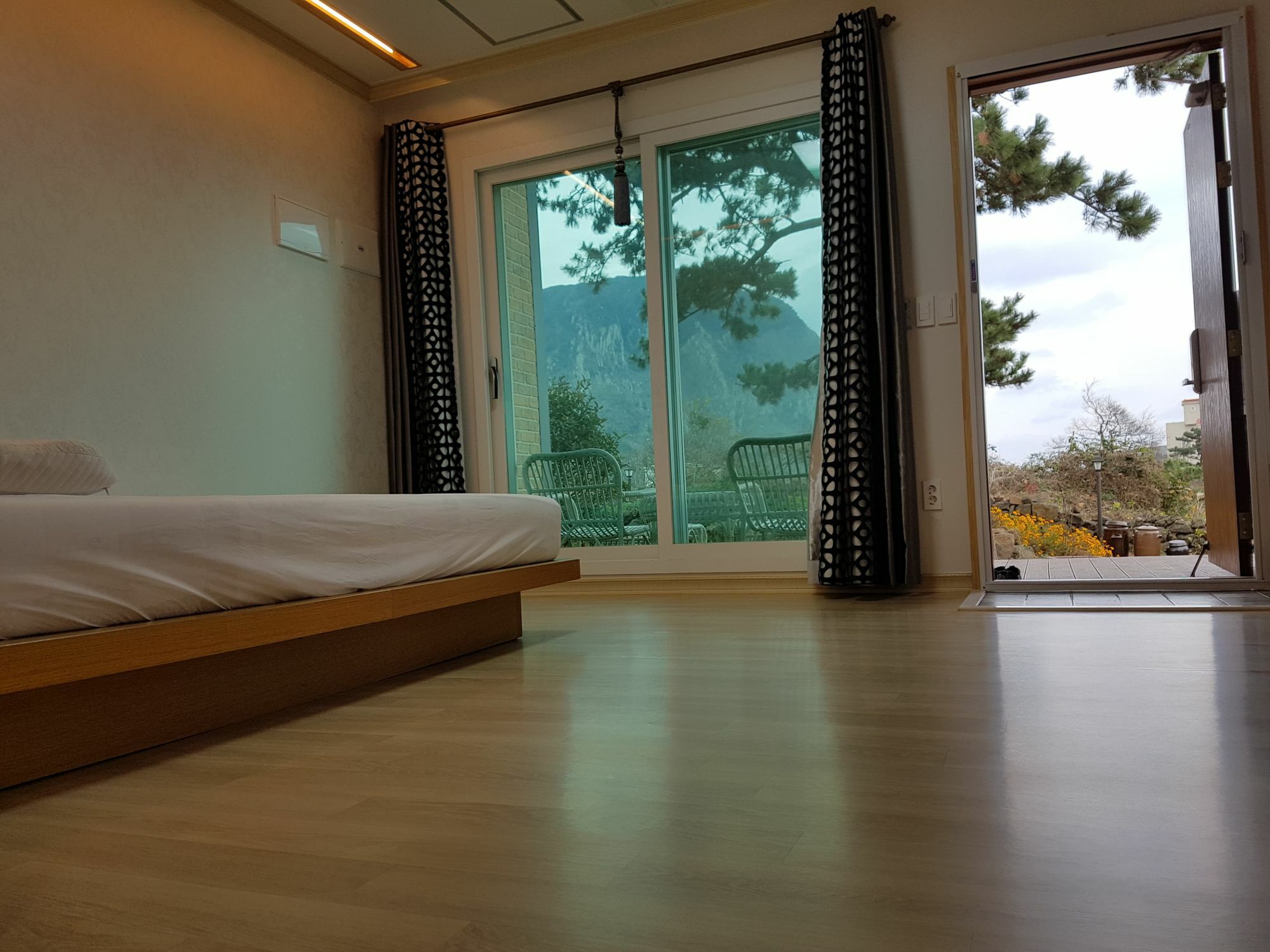 Wind Jeju Cafe&Pension Seogwipo Bagian luar foto