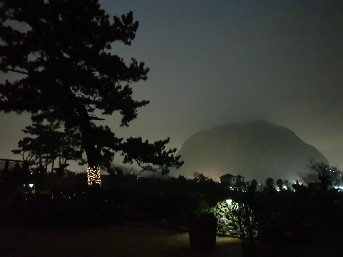Wind Jeju Cafe&Pension Seogwipo Bagian luar foto