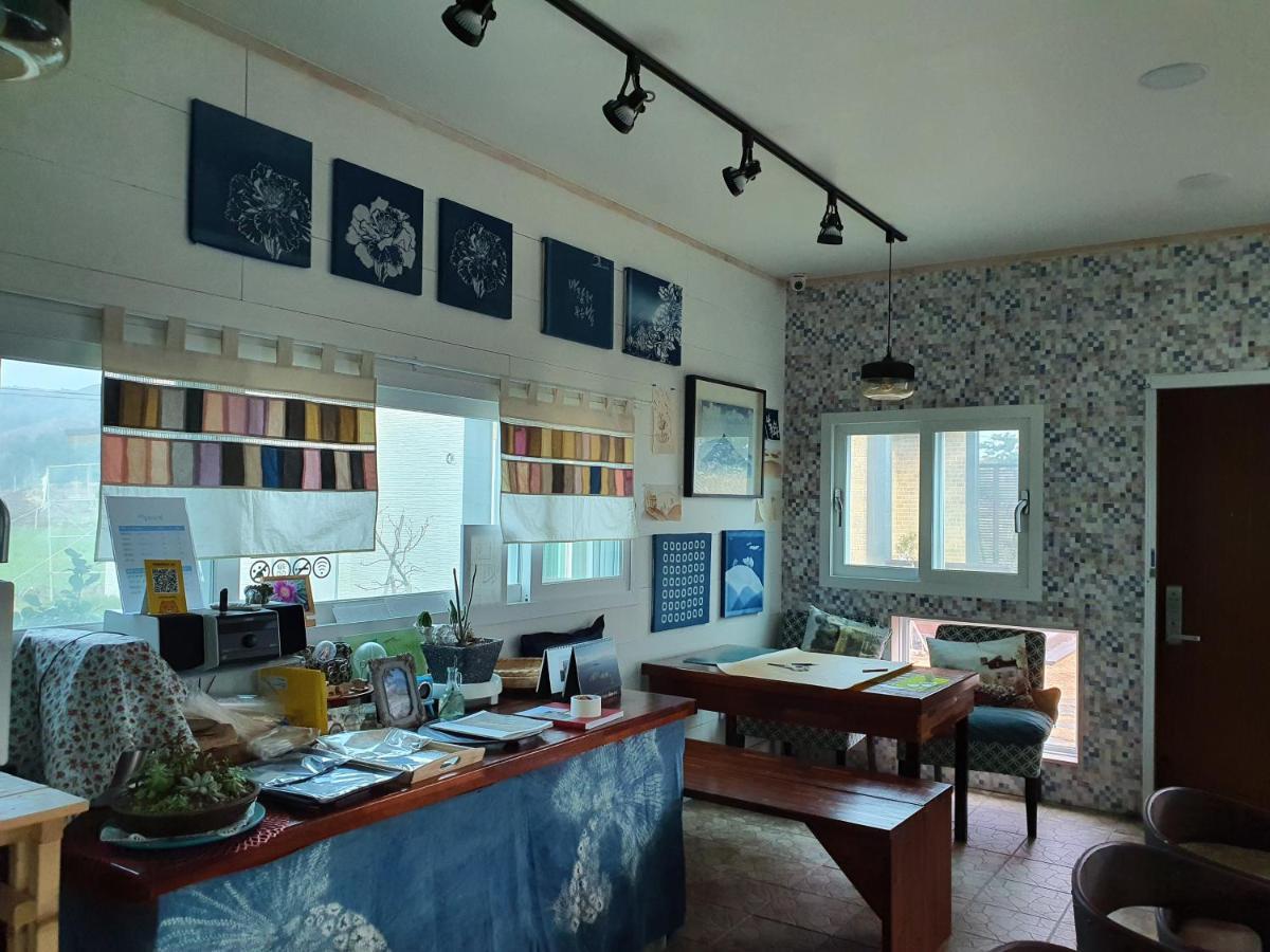Wind Jeju Cafe&Pension Seogwipo Bagian luar foto