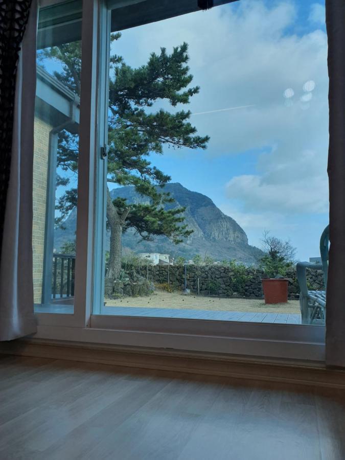 Wind Jeju Cafe&Pension Seogwipo Bagian luar foto