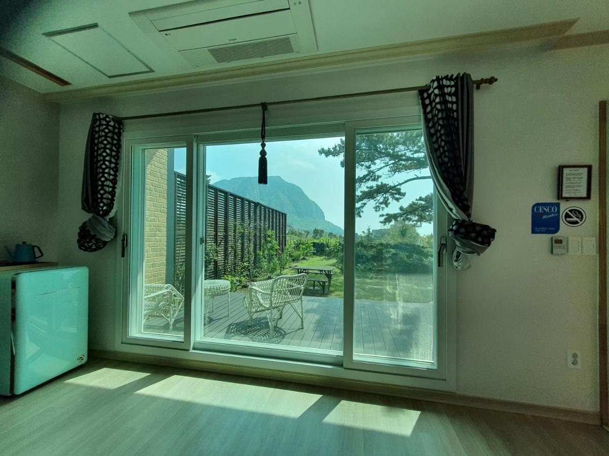 Wind Jeju Cafe&Pension Seogwipo Bagian luar foto